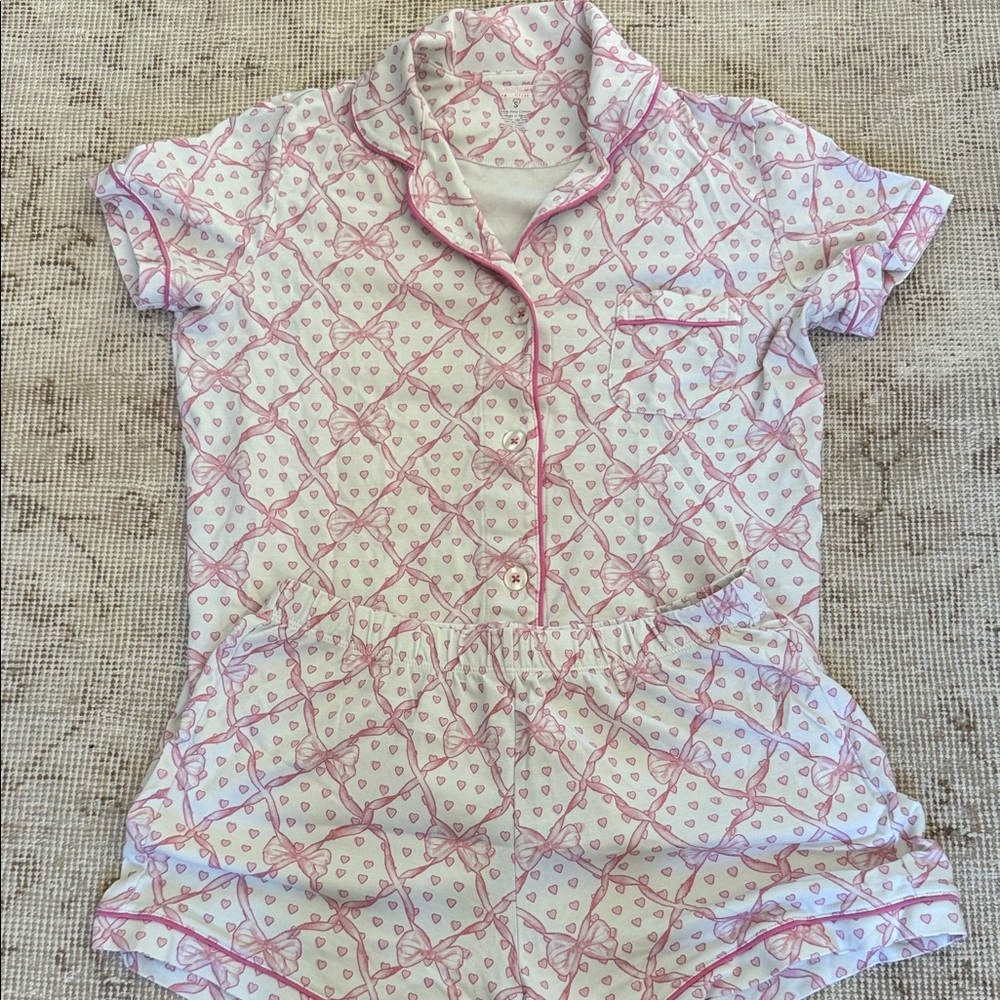 Roller Rabbit x Love Shack Fancy
Ribbon design
Pink/White
Small
Never worn